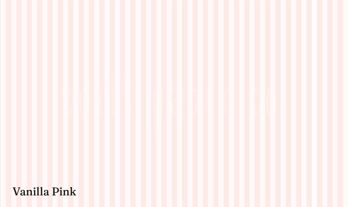 Çizgili Duvar Kağıdı Vanilla Pink; beyaza yakın zemin üzerinde çok açık pembe dikey çizgiler.