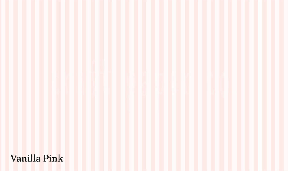 Çizgili Duvar Kağıdı Vanilla Pink; beyaza yakın zemin üzerinde çok açık pembe dikey çizgiler.