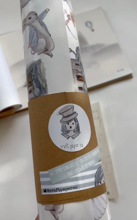 Craft Paper Co duvar sticker rulosu — tavşan ve bulut desenli, kağıt bantla sarılı kraft ambalajıyla paketlenmiş el çizimi çocuk odası sticker seti