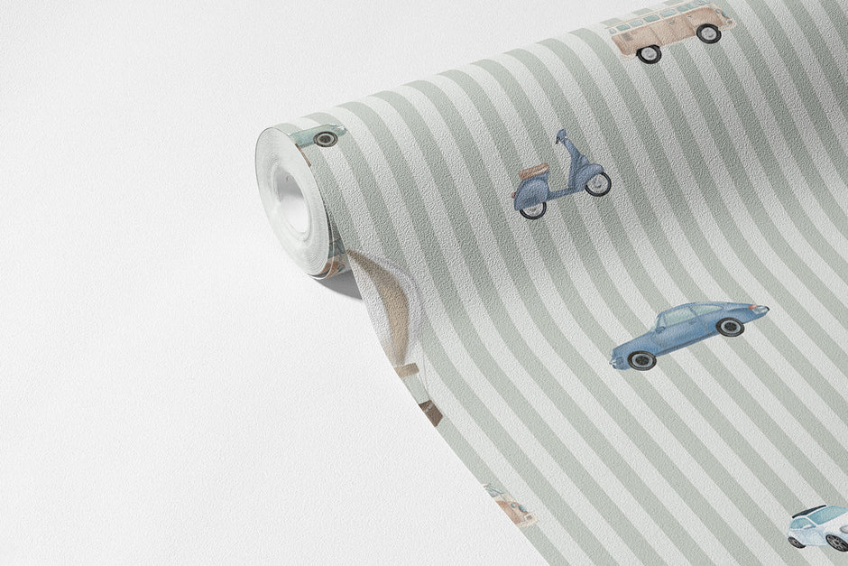 Araçlar ve Balonlar Çizgili Açık Yeşil Duvar Kağıdı; açılmış non-woven ruloda yeşil çizgiler, scooter ve arabalar | Craft Paper Co