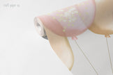 Balerin ve Balonlar Duvar Kağıdı; açılmış rulo üzerinde simli pembe ve altın balonlar | Craft Paper Co