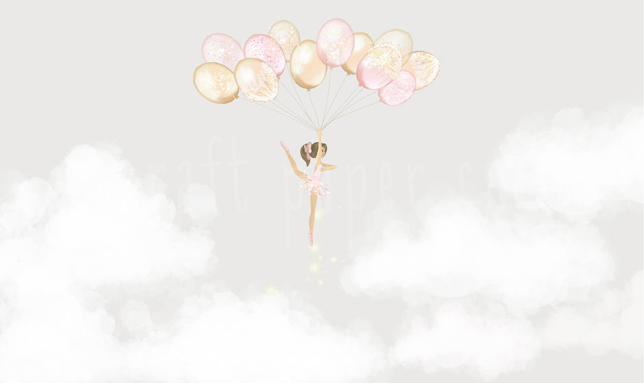 Balerin ve Balonlar Duvar Kağıdı; gri gökte simli pembe-altın balon demetine tutunan balerin ve bulutlar | Craft Paper Co