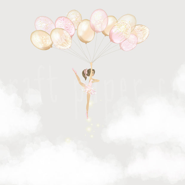 Balerin ve Balonlar Duvar Kağıdı; gri gökte simli pembe-altın balon demetine tutunan balerin ve bulutlar | Craft Paper Co