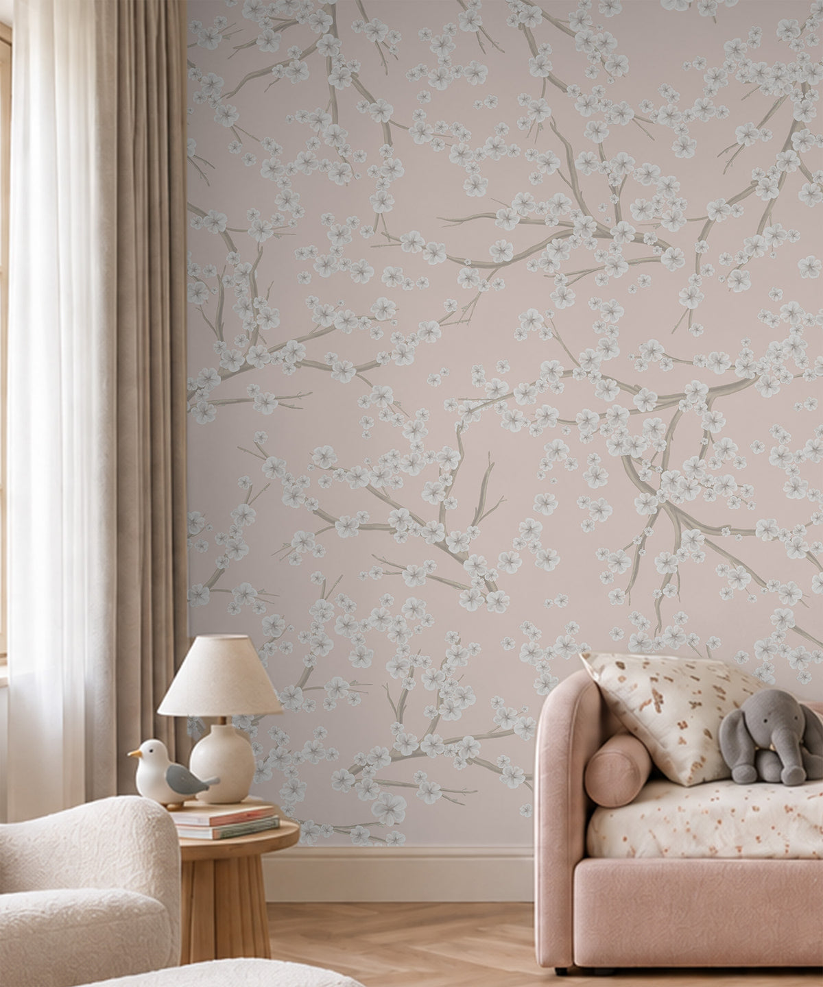Blossom Duvar Kağıdı; abajur ve pembe yatak önünde pudra pembe kiraz çiçekli duvar | Craft Paper Co