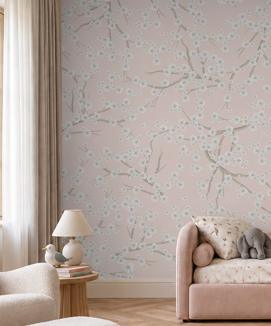 Blossom Duvar Kağıdı; abajur ve pembe yatak önünde pudra pembe kiraz çiçekli duvar | Craft Paper Co