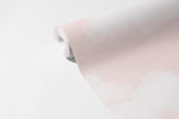 Bulutlar Vanilla Pink Duvar Kağıdı; 94 cm non-woven kağıt rulosunda desen ve doku görünümü | Craft Paper Co