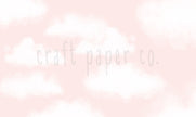 Bulutlar Vanilla Pink Duvar Kağıdı; el çizimi tasarımın filigranlı düz görünümü | Craft Paper Co