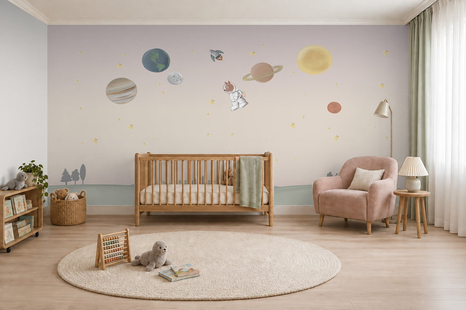 Ceylan Astronot Duvar Kağıdı; ahşap beşikli odada pembe-bej gökte gezegenler ve astronot ceylan | Craft Paper Co