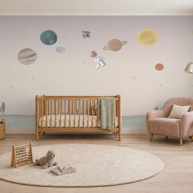 Ceylan Astronot Duvar Kağıdı; ahşap beşikli odada pembe-bej gökte gezegenler ve astronot ceylan | Craft Paper Co