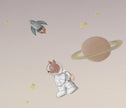 Ceylan Astronot Duvar Kağıdı; astronot ceylan, halkalı gezegen ve roketin yakın görünümü | Craft Paper Co