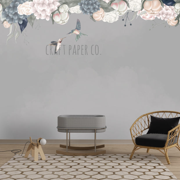 Çiçekler Ve Kuşlar (Açık Gri) Duvar Kağıdı — El çizimi, ölçüye özel üretim | Craft Paper Co