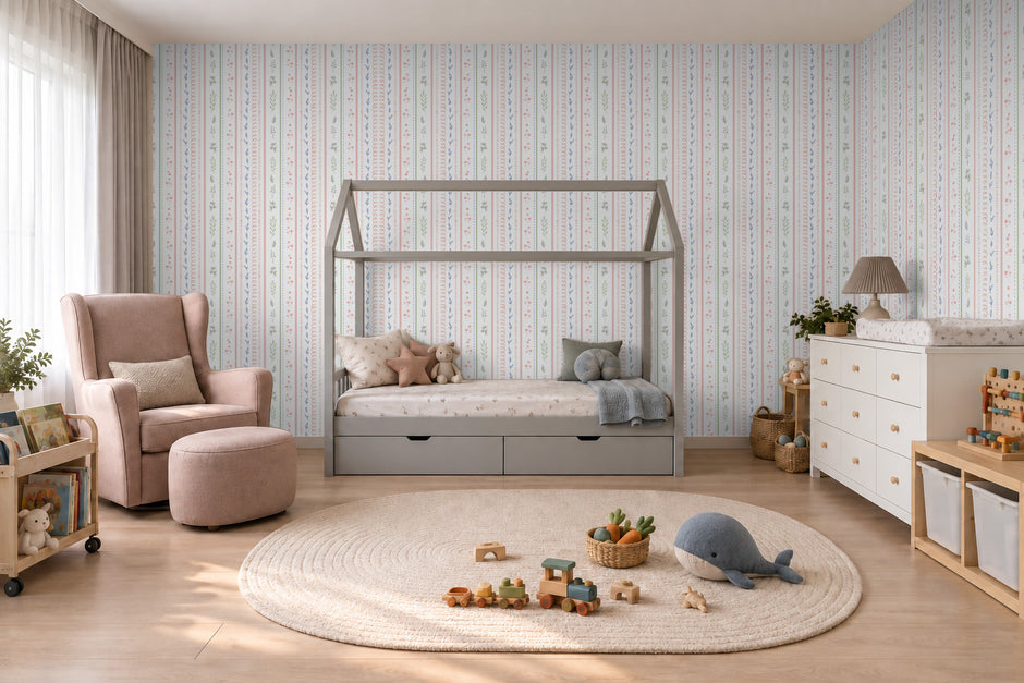 Çiçekli Şerit Duvar Kağıdı; çatılı ahşap yatak ve pembe berjerli odada çiçekli dikey şeritler | Craft Paper Co