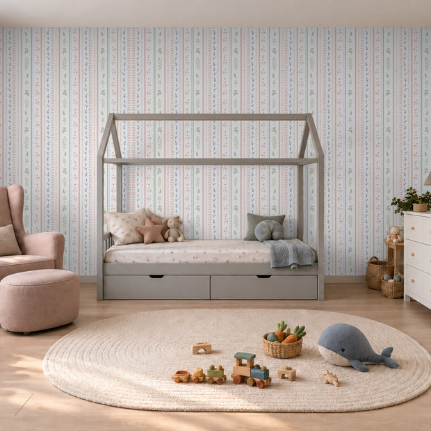 Çiçekli Şerit Duvar Kağıdı; çatılı ahşap yatak ve pembe berjerli odada çiçekli dikey şeritler | Craft Paper Co