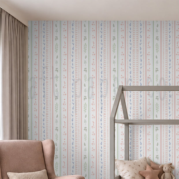 Çiçekli Şerit çocuk odası duvar kağıdı; pembe berjer ve çatılı ahşap yatak yanında çiçekli dikey şeritler | Craft Paper Co