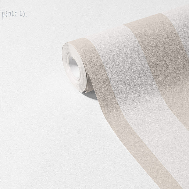 Çizgili Bej Duvar Kağıdı; açılmış rulo üzerinde sıcak bej geniş çizgiler | Craft Paper Co