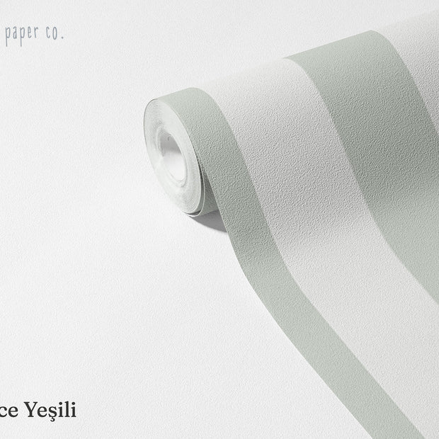 Çizgili Cüce Yeşili Duvar Kağıdı; açılmış rulo üzerinde soluk adaçayı yeşili geniş çizgiler | Craft Paper Co