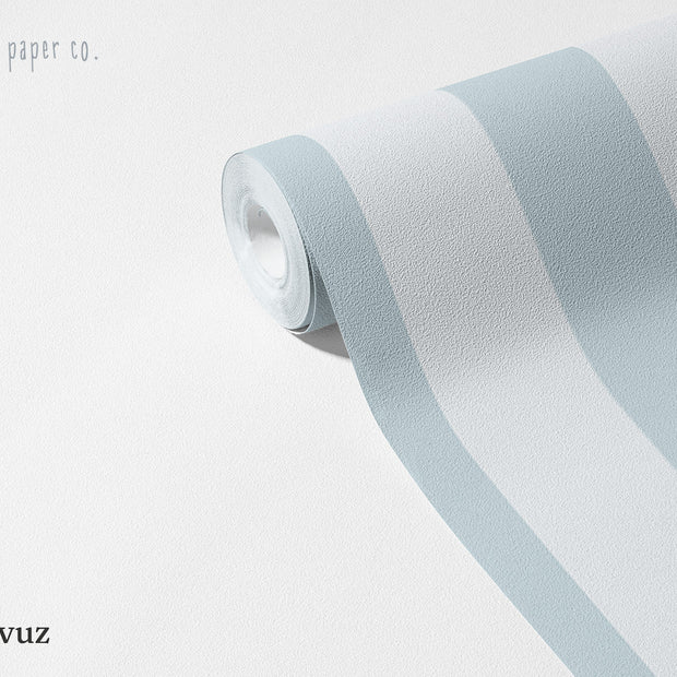 Çizgili Havuz Duvar Kağıdı; açılmış rulo üzerinde açık buz mavisi geniş çizgiler | Craft Paper Co