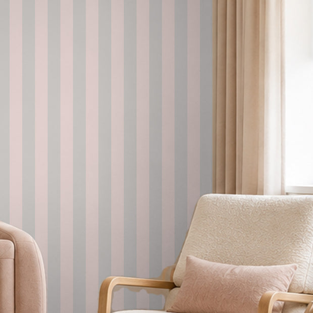 Çizgili Pink Grey Duvar Kağıdı; pembe berjer arkasında pembe ve gri çizgilerin yakın görünümü | Craft Paper Co