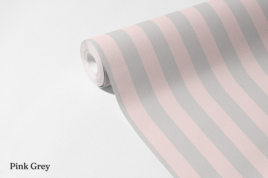 Çizgili Duvar Kağıdı Pink Grey; açılmış non-woven ruloda açık gri ve pudra pembesi dikey çizgiler | Craft Paper Co