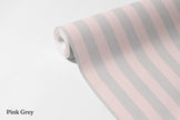 Çizgili Duvar Kağıdı Pink Grey; açılmış non-woven ruloda açık gri ve pudra pembesi dikey çizgiler | Craft Paper Co