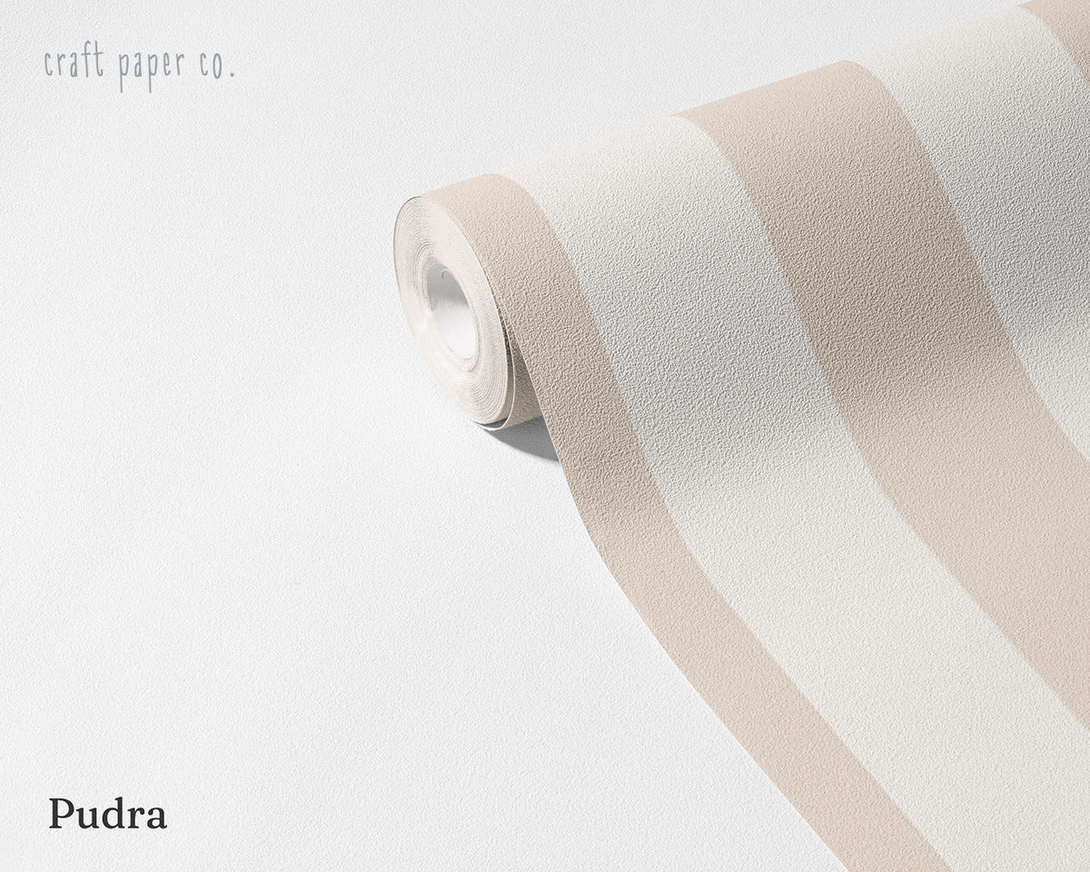 Çizgili Pudra Duvar Kağıdı; açılmış rulo üzerinde sıcak pudra tonunda geniş çizgiler | Craft Paper Co