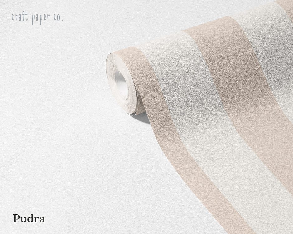 Çizgili Pudra Duvar Kağıdı; açılmış rulo üzerinde sıcak pudra tonunda geniş çizgiler | Craft Paper Co