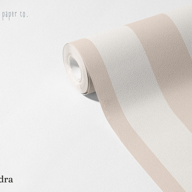 Çizgili Pudra Duvar Kağıdı; açılmış rulo üzerinde sıcak pudra tonunda geniş çizgiler | Craft Paper Co