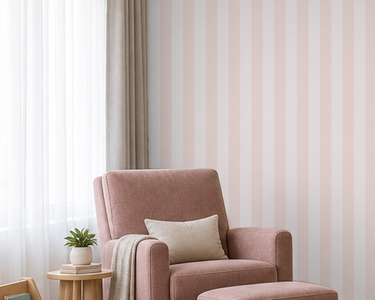 Çizgili Vanilla Pink Duvar Kağıdı; pembe berjer arkasında vanilya pembesi çizgilerin yakın görünümü | Craft Paper Co