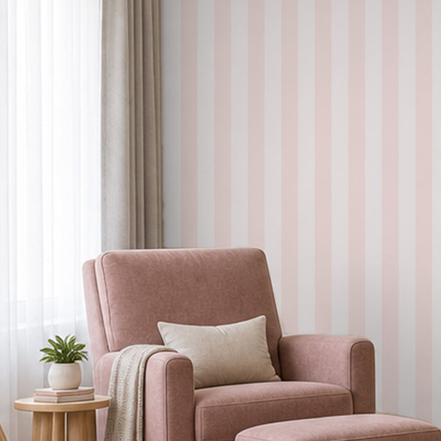 Çizgili Vanilla Pink Duvar Kağıdı; pembe berjer arkasında vanilya pembesi çizgilerin yakın görünümü | Craft Paper Co