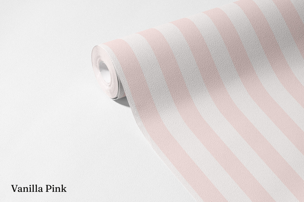Çizgili Duvar Kağıdı Vanilla Pink; açılmış non-woven ruloda çok açık pembe dikey çizgiler | Craft Paper Co