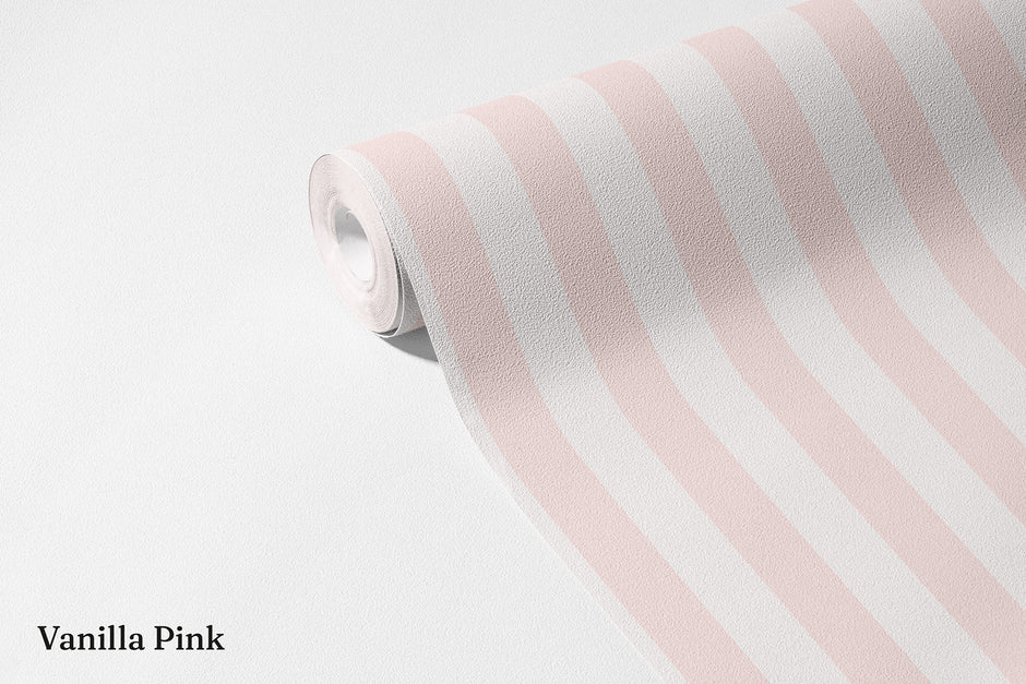 Çizgili Duvar Kağıdı Vanilla Pink; açılmış non-woven ruloda çok açık pembe dikey çizgiler | Craft Paper Co