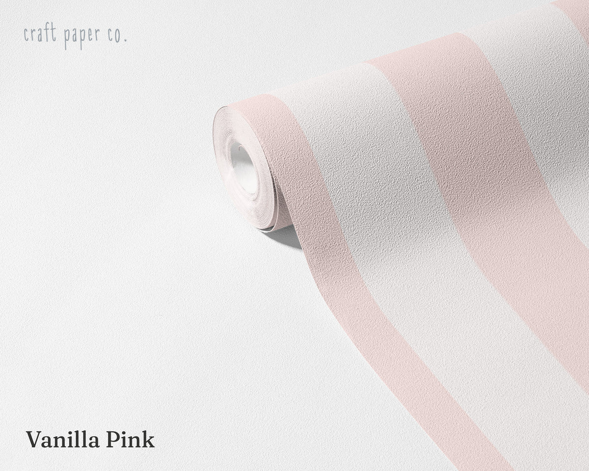 Çizgili Vanilla Pink Duvar Kağıdı; açılmış rulo üzerinde çok açık vanilya pembesi geniş çizgiler | Craft Paper Co