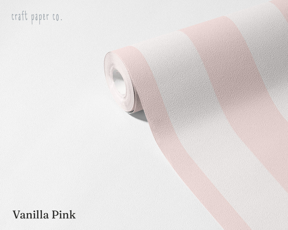 Çizgili Vanilla Pink Duvar Kağıdı; açılmış rulo üzerinde çok açık vanilya pembesi geniş çizgiler | Craft Paper Co