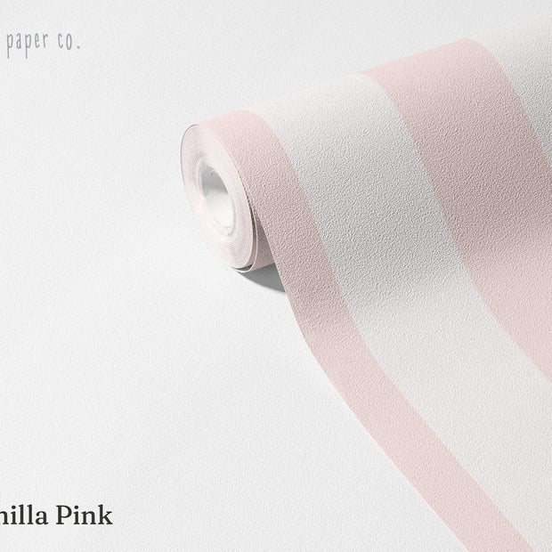 Çizgili Vanilla Pink Duvar Kağıdı; açılmış rulo üzerinde çok açık vanilya pembesi geniş çizgiler | Craft Paper Co