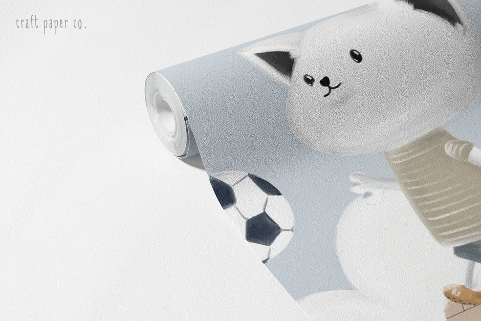 Craft Paper Co. Sokağı Duvar Kağıdı; açılmış rulo üzerinde topla oynayan kedi ve mavi gökyüzü | Craft Paper Co