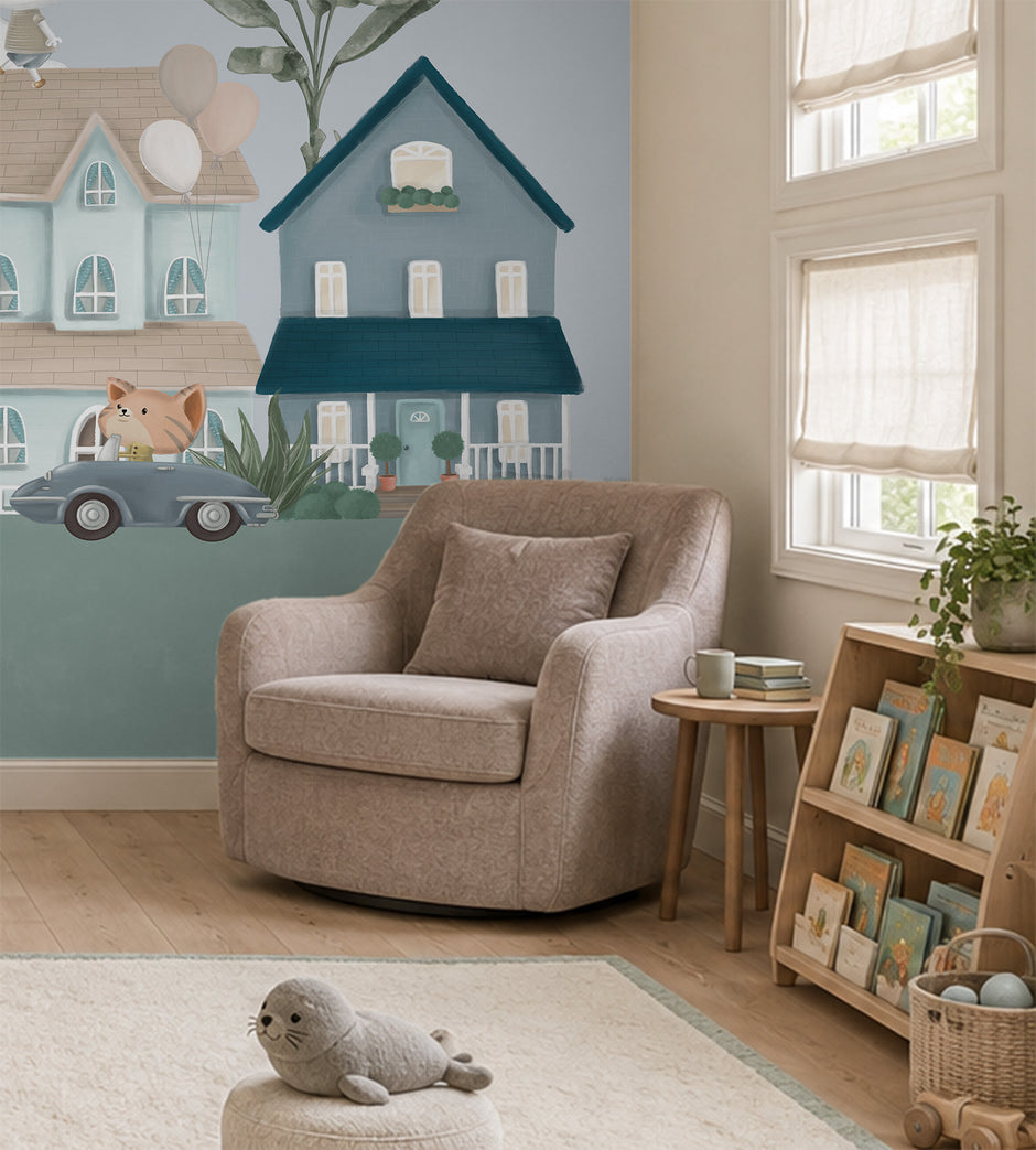 Craft Paper Co. Sokağı Duvar Kağıdı; bej berjerin arkasında mavi ev, balonlar ve arabalı kedi | Craft Paper Co