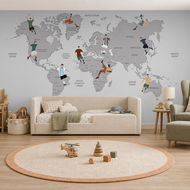 Futbol Dünya Haritası genç odası duvar kağıdı; daybed ve berjerle gri harita üstünde futbolcular | Craft Paper Co