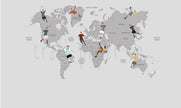 Futbol Dünya Haritası Duvar Kağıdı; gri harita üzerinde on futbolcu, farklı formalar ve toplar | Craft Paper Co