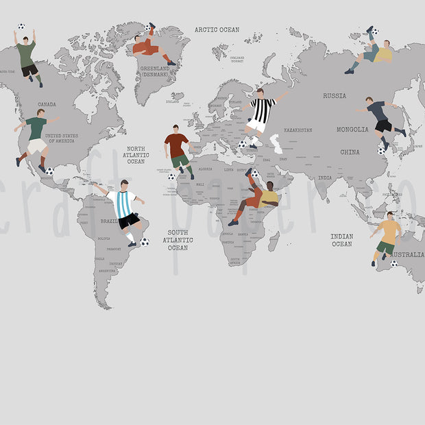 Futbol Dünya Haritası Duvar Kağıdı; gri harita üzerinde on futbolcu, farklı formalar ve toplar | Craft Paper Co