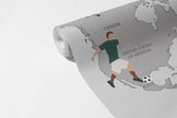 Futbol Dünya Haritası Duvar Kağıdı; açılmış 94 cm non-woven ruloda futbolcu ve top figürleri | Craft Paper Co