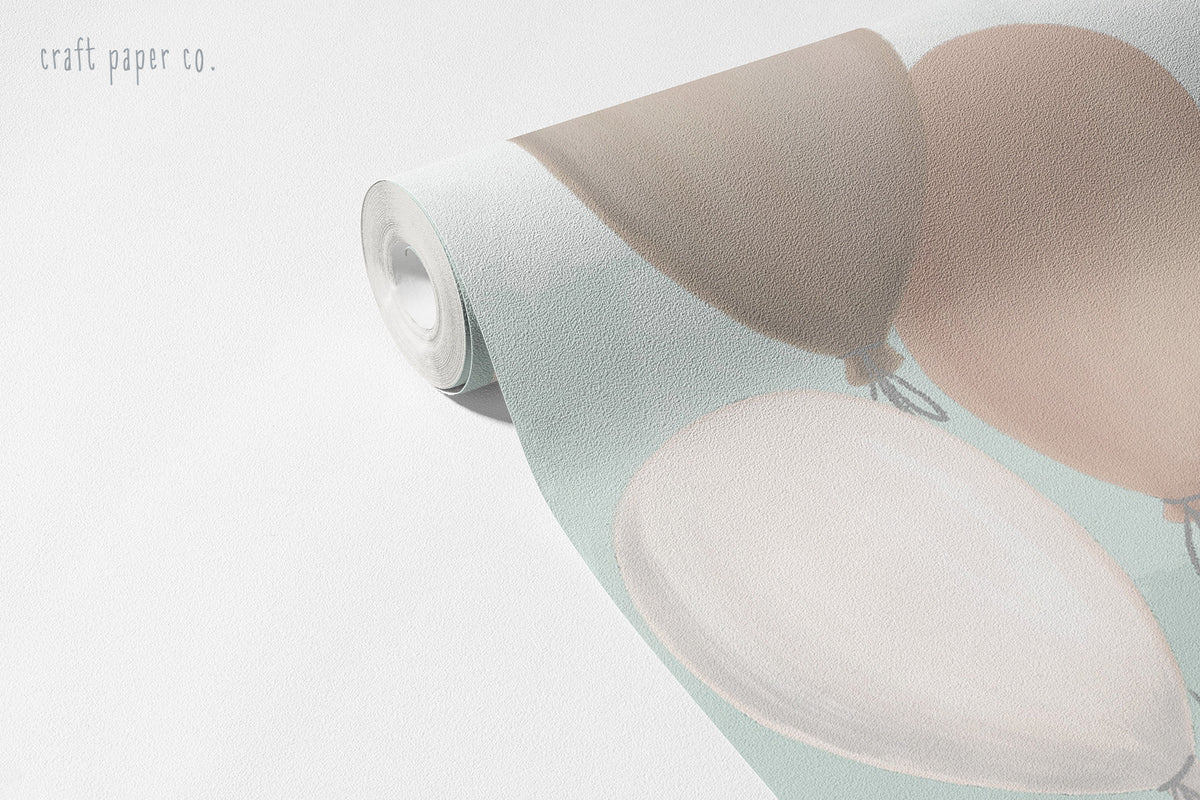 Gökkuşağı Evi Duvar Kağıdı; açılmış rulo üzerinde pastel balonlar ve mint gökyüzü | Craft Paper Co