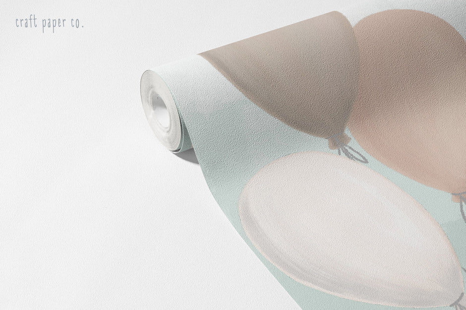 Gökkuşağı Evi Duvar Kağıdı; açılmış rulo üzerinde pastel balonlar ve mint gökyüzü | Craft Paper Co