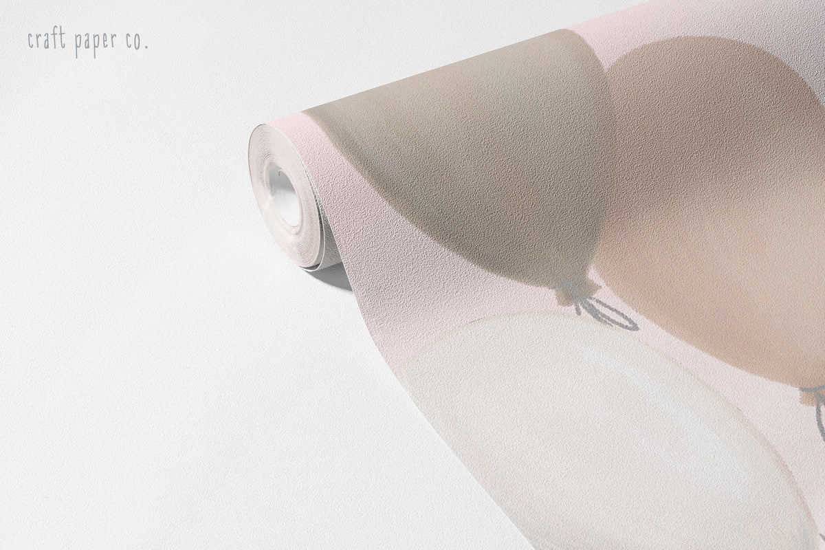 Gökkuşağı ve Tavşanlar Duvar Kağıdı; açılmış rulo üzerinde pastel balonlar ve pembe gökyüzü | Craft Paper Co