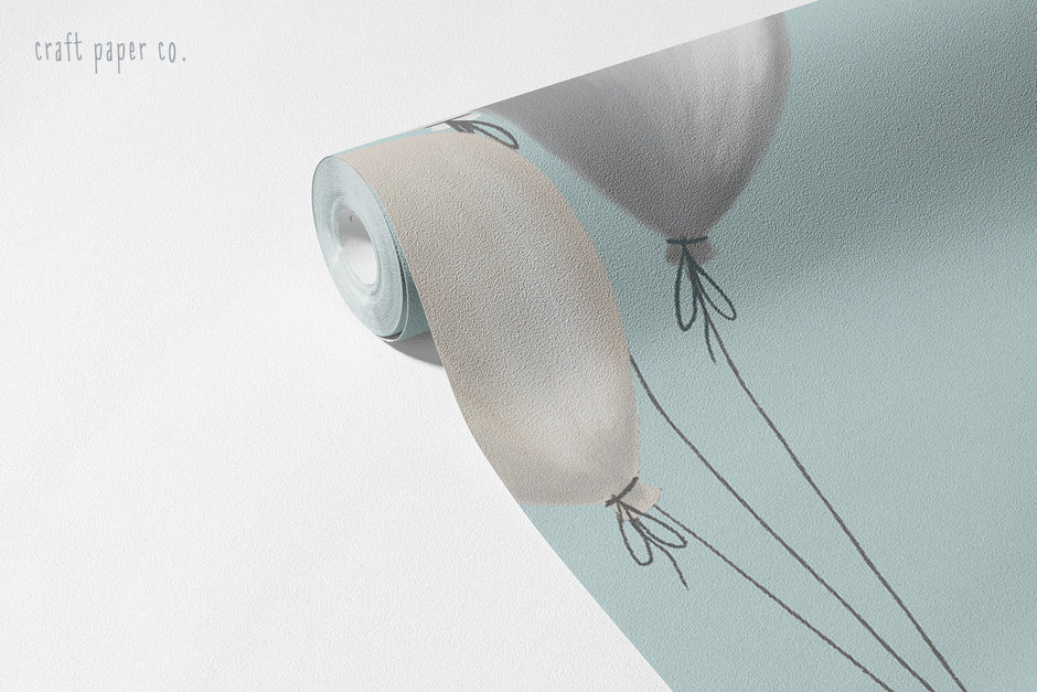 Hayalperest Fil ve Arkadaşları Duvar Kağıdı; açılmış rulo üzerinde balonlar ve turkuaz gökyüzü | Craft Paper Co