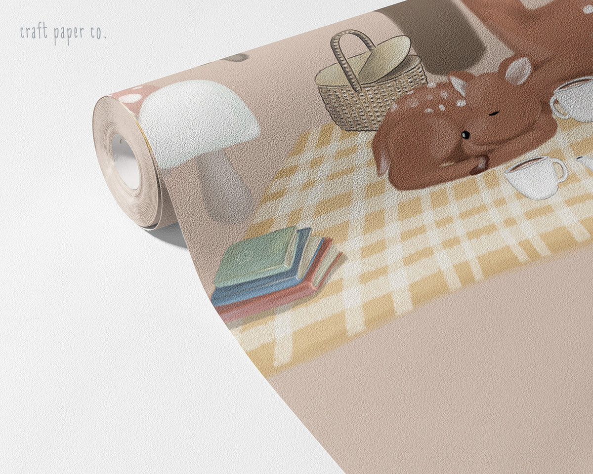 İskandinav Orman Duvar Kağıdı; açılmış rulo üzerinde piknik örtüsü, sepet ve uyuyan yavru geyik | Craft Paper Co