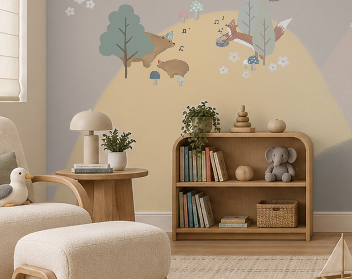 İskandinav Orman Duvar Kağıdı; bej koltuk ve ahşap kitaplığın üstünde kirpi, tilki ve mantarların yakını | Craft Paper Co
