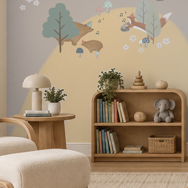 İskandinav Orman Duvar Kağıdı; bej koltuk ve ahşap kitaplığın üstünde kirpi, tilki ve mantarların yakını | Craft Paper Co