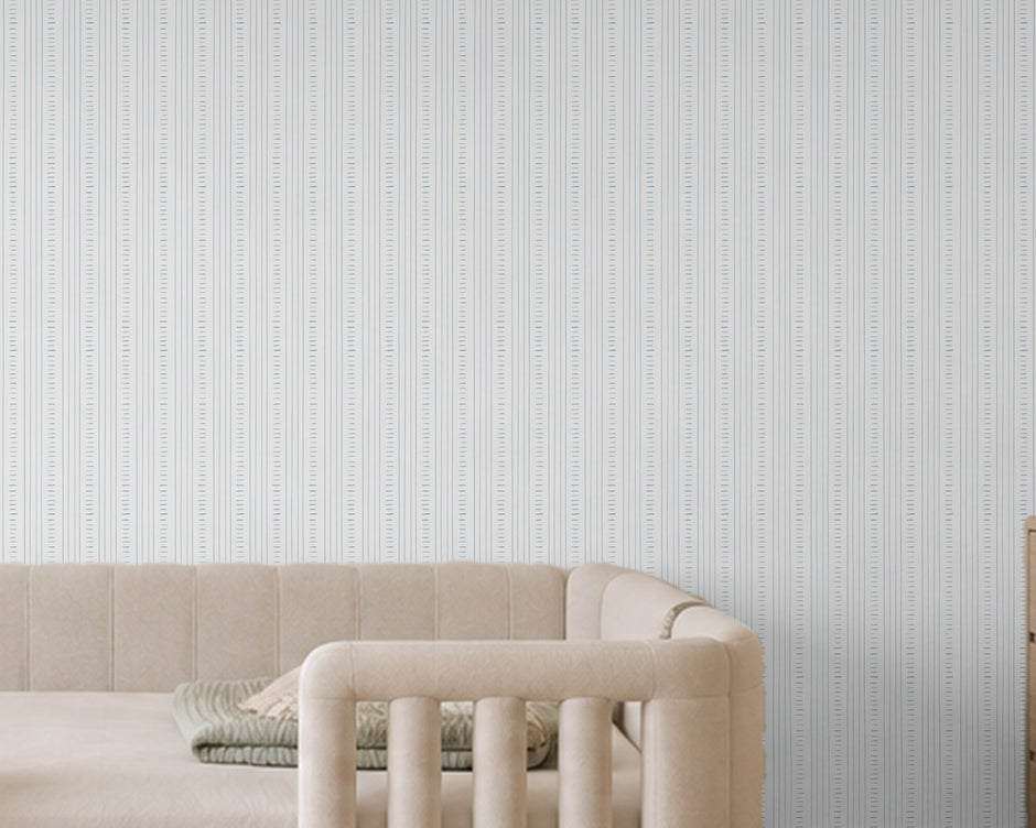Keten Dikiş Mavi Duvar Kağıdı; krem kanepenin arkasında mavi dikiş çizgilerinin yakın görünümü | Craft Paper Co