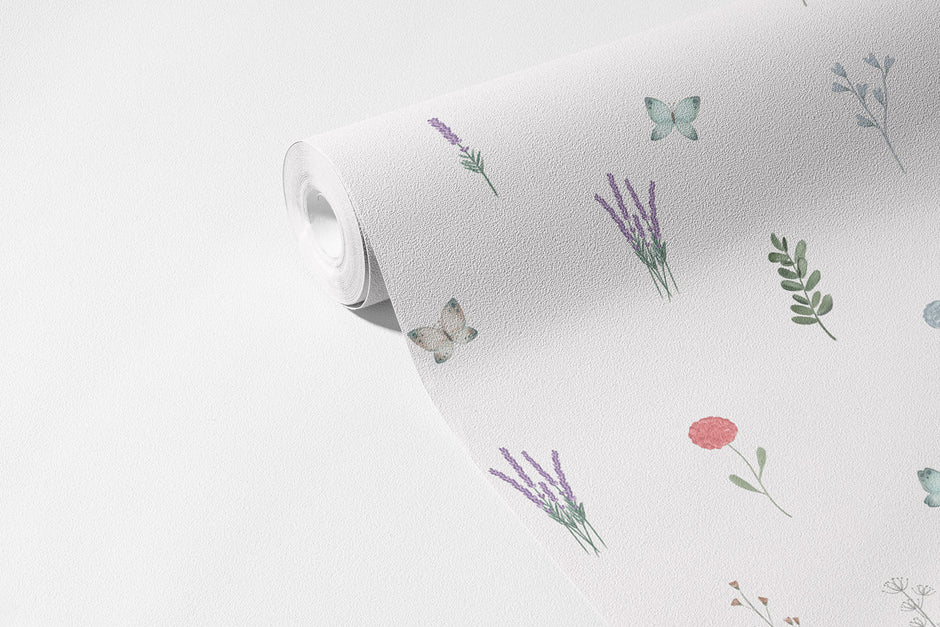 Kır Çiçekleri ve Kelebekler Duvar Kağıdı; açılmış non-woven ruloda lavanta, kelebek ve karanfil | Craft Paper Co