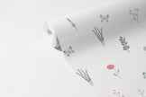 Kır Çiçekleri ve Kelebekler Duvar Kağıdı; açılmış non-woven ruloda lavanta, kelebek ve karanfil | Craft Paper Co